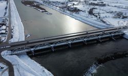 Kızılırmak Nehri ve tarihi Çetinkaya Köprüsü beyaz örtüyle kaplandı