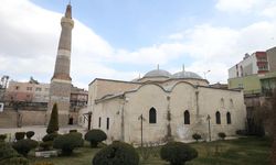 Siirt’te 9 asırlık cami ‘on bir ayın sultanı’na hazır