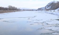 Türkiye'nin en uzun nehri Kızılırmak kısmen buz tuttu