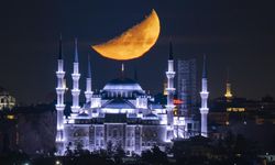 İstanbul’da yarım Ay manzarası