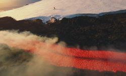 İtalya’da nefes kesen anlar: Etna Yanardağı patlarken böyle kayak yaptı