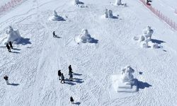 Kayakseverler Erciyes'te kışın tadını çıkarıyor