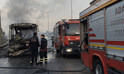 Adana'da özel halk otobüsü yanarak kullanılamaz hale geldi