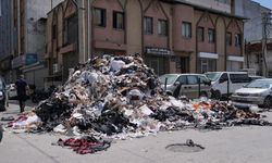 İzmir’de içleri acısı görüntü: Ayakkabıcılar Sitesi’nde çöp yığını oluştu