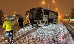Erzincan'da yolcu otobüsü aydınlatma direğine çarptı