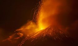 Etna Yanardağı güçlü şekilde kül ve lav püskürttü