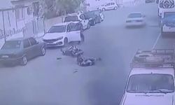 Sürücünün kapıyı açmasıyla motosikletteki 2 kişi yere savruldu