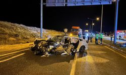 Van'da otomobil direğe çarptı, kağıt gibi ezildi: Ölü ve yaralılar var