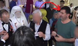 Düğün sahibi gibi düğüne gitti, takılan paraları çaldı