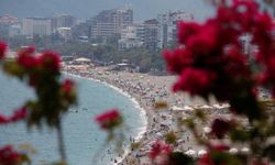 Antalya’da tatilciler sahillere koştu