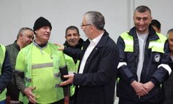 Bakan Işıkhan işçilerle buluştu, temizlik yaptı