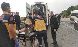 Bursa'da minibüs ile otomobilin çarpıştığı kazada 12 kişi yaralandı