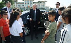 Cumhurbaşkanı Erdoğan çocuklara büyük jest: Aracından inerek, sohbet etti