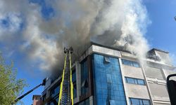 Esenyurt'ta tekstil atölyesinde çıkan yangına itfaiye müdahale ediyor