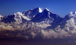Hint dağcı, Everest zirvesi yakınlarında ölü bulundu