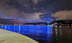 Fatih Sultan Mehmet Köprüsü mavi renge büründü