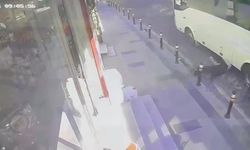 Fenalaşarak yola düşen yayayı servis minibüsü ezdi: O anlar kamerada