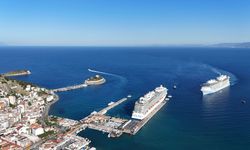 Kuşadası'na 3 kruvaziyerle 8 bin 560 turist geldi