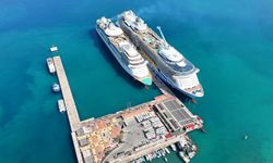 Kuşadası'na iki kruvaziyerle 6 bin 409 turist geldi