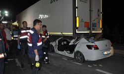 Mersin'de otomobil park halindeki tıra çarptı: 2 ölü