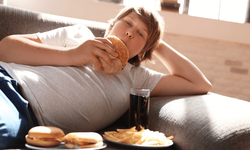 Az çiğnemek ve hızlı yemek obeziteyi tetikliyor