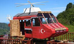 Rize'de çay bahçesinde helikopter şeklindeki ahşap yapı ilgi çekiyor