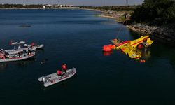 Adana'da baraj gölüne düşen yangın söndürme uçağının enkazı çıkarıldı