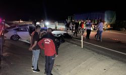 Balıkesir'de otomobil kamyona çarptı: 2 ölü