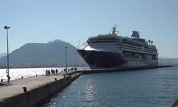 Bin 794 yolcu 740 mürettebatlı dev gemi Alanya'ya iskelesine demirledi