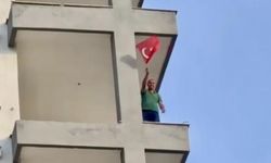 Canını hiçe saydı: Türk bayrağı için ağır hasarlı binaya girdi