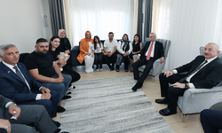 Cumhurbaşkanı Erdoğan ve Aliyev depremzede bir aileyi ziyaret etti