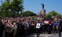 Ferdi Zeyrek için belediye önünde tören düzenlendi