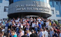 Ferdi Zeyrek'in ölüm haberini alan vatandaşlar hastane önünde toplandı