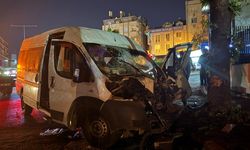 İstanbul'da minibüs ile otomobil çarpıştı