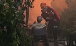 Evi yanan engelli vatandaşı kucaklayarak kurtardılar