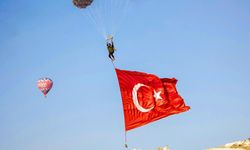 Kapadokya'da JÖAK timi sıcak hava balonundan paraşütle atladı