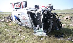Kars'ta ambulans şarampole devrildi: 4 sağlıkçı yaralandı