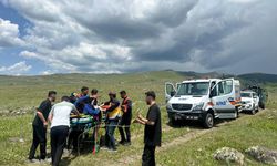 Kayalıktan düşerek ayağını kıran çobanı AFAD ekipleri kurtardı