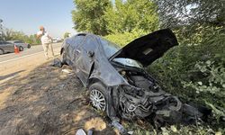 Kontrolden çıkarak bariyerlere çarpan otomobile tanker çarptı