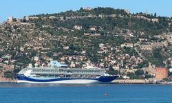 Kruvaziyer "Marella Discovery 2" Alanya Limanı'na demirledi