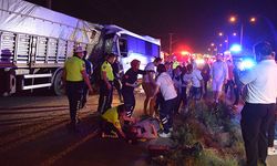 Manisa’da işçi servisi tıra çarptı: 5’i ağır 20 yaralı