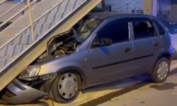 Mersin'de otomobil üst geçide çarptı: 6 yaralı