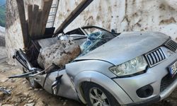 Rize'de kamyonetin üzerine kaya parçası düştü