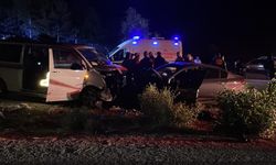 Sivas'ta ters yöne giren minibüs otomobille çarpıştı: 1 ölü, 8 yaralı