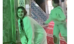 İstanbul'da bir camide çirkin görüntü: İmam cübbesi giyip, dans ettiler