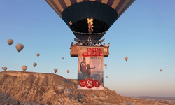 Kapadokya'da balonlar Türk bayrakları ve afişlerle uçtu