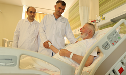 76 yaşındaki hasta,1 saatlik ameliyatla hayata tutundu
