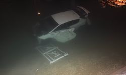 Adana'da feci kaza otomobil  kanalına düştü: 3 yaralı