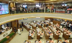 Antalya Büyükşehir Belediye Meclisinde gerginlik: Ayakkabı fırlatıldı