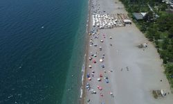 Antalya'da yüksek nem ve sıcaktan bunalanlar kendini sahile attı